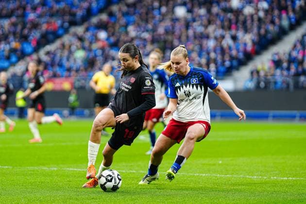 Loreen Bender (Bayer 04 Leverkusen, 19), Svea Stoldt (Hamburger SV, 08) GER, Hamburger SV vs. Bayer 04 Leverkusen, Frauen, Fussball, DFB-Pokal, Achtelfinale, Saison 2025 2026, 16.11.2025 GER, Hamburger SV vs. Bayer 04 Leverkusen, Frauen, Fussball, DFB-Pokal, Achtelfinale, Saison 2025 2026, 16.11.2025 Hamburg Copyright: xEibner-Pressefoto MarcelxvonxFehrnx EP_MFN
