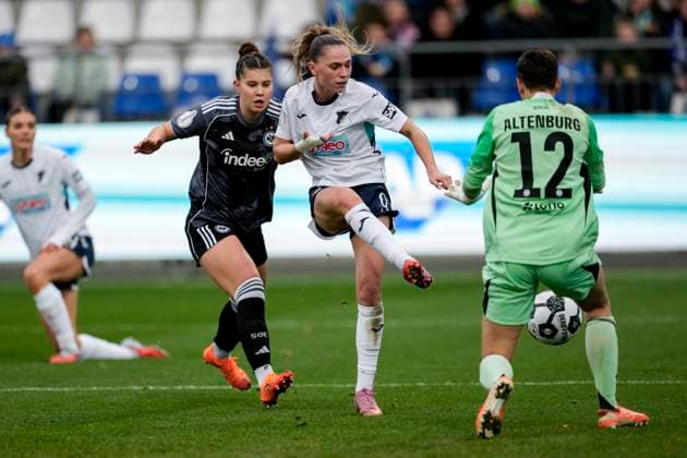 v.li.: Noemi Ivelj (SGE, 4), Torschützin Jill Janssens (TSG, 9), Lina Altenburg (Torwart, Torhüterin, SGE, 12), erzielt das Tor zum 3:4, Treffer, Torerfolg, Highlight, Action, Aktion, Spielszene, 16.11.2025, Sinsheim (Hoffenheim) (Deutschland), Fussball, DFB-Pokal der Frauen, Achtelfinale, TSG 1899 Hoffenheim - Eintracht Frankfurt, DFB DFL REGULATIONS PROHIBIT ANY USE OF PHOTOGRAPHS AS IMAGE SEQUENCES AND OR QUASI-VIDEO.