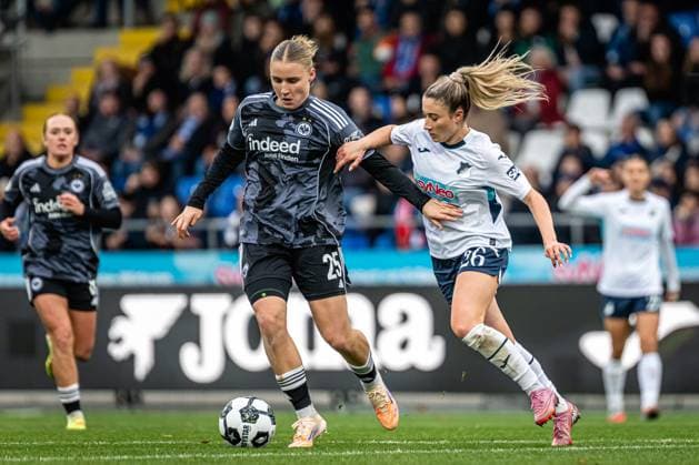 DFB-Pokal Frauen: TSG Hoffenheim - Eintracht Frankfurt; 16.11.2025 Jella Veit (25; Eintracht Frankfurt) mit Ball, während Janna Grimm (26; TSG Hoffenheim Frauen) und Lisanne Gräwe (8; Eintracht Frankfurt) verteidigen DFB-Pokal der Frauen: TSG Hoffenheim gegen Eintracht Frankfurt, im Dietmar-Hopp Stadion in Hoffenheim. Copyright: xBEAUTIFULxSPORTS Gelhardtx