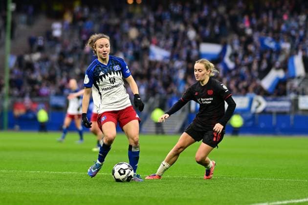 Fußball I Frauen I Saison 2025-2026 I DFB-Pokal I Achtelfinale I Hamburger SV - Bayer 04 Leverkusen I 16.11.2025 Melanie Brunnthaler (11, Hamburger SV) Sofie Lena Zdebel (16, Bayer 04 Leverkusen) Hamburg Volksparkstadion Hamburg Deutschland Copyright: xLobeca FelixxSchlikisx