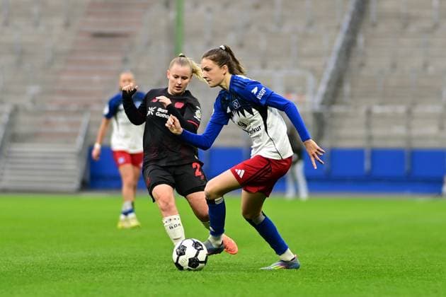 Fußball I Frauen I Saison 2025-2026 I DFB-Pokal I Achtelfinale I Hamburger SV - Bayer 04 Leverkusen I 16.11.2025 Vanessa Fudalla (21, Bayer 04 Leverkusen) Lotta Wrede (32, Hamburger SV) Hamburg Volksparkstadion Hamburg Deutschland Copyright: xLobeca FelixxSchlikisx