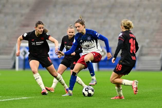 Fußball I Frauen I Saison 2025-2026 I DFB-Pokal I Achtelfinale I Hamburger SV - Bayer 04 Leverkusen I 16.11.2025 Katharina Piljic (6, Bayer 04 Leverkusen) und Sofie Lena Zdebel (16, Bayer 04 Leverkusen) bekommen Lotta Wrede (32, Hamburger SV) nicht gebändigt und werden verzaubert Hamburg Volksparkstadion Hamburg Deutschland Copyright: xLobeca FelixxSchlikisx