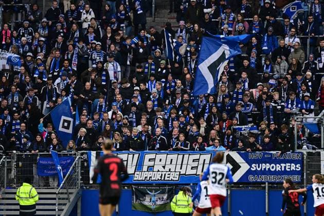 Fußball I Frauen I Saison 2025-2026 I DFB-Pokal I Achtelfinale I Hamburger SV - Bayer 04 Leverkusen I 16.11.2025 Hamburger SV Frauen Fans, Symbol, Symbolfoto, Symbolbild, Sinnbild, Bildsymbol, Darstellung, Signum, Beispielbild, Musterbild, Referenzbild, Beispielfoto, Stockfoto, Archivaufnahme, Demonstrationsfoto, Vergleichsbild Hamburg Volksparkstadion Hamburg Deutschland Copyright: xLobeca FelixxSchlikisx