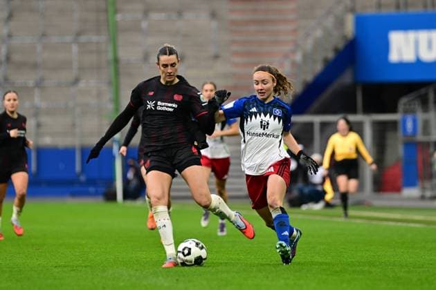 Fußball I Frauen I Saison 2025-2026 I DFB-Pokal I Achtelfinale I Hamburger SV - Bayer 04 Leverkusen I 16.11.2025 Selina Ostermeier (2, Bayer 04 Leverkusen) Melanie Brunnthaler (11, Hamburger SV) Hamburg Volksparkstadion Hamburg Deutschland Copyright: xLobeca FelixxSchlikisx