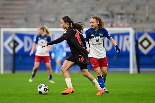 Fußball I Frauen I Saison 2025-2026 I DFB-Pokal I Achtelfinale I Hamburger SV - Bayer 04 Leverkusen I 16.11.2025 Loreen Bender (19, Bayer 04 Leverkusen) am Ball Hamburg Volksparkstadion Hamburg Deutschland Copyright: xLobeca FelixxSchlikisx