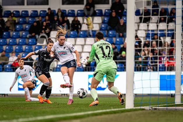 DFB-Pokal Frauen: TSG Hoffenheim - Eintracht Frankfurt; 16.11.2025 Jill Janssens (9; TSG Hoffenheim Frauen) schießt aufs Tor, während Lina Altenburg (12; Eintracht Frankfurt) den Ball abwehrt und Noemi Ivelj (4; Eintracht Frankfurt) sowie Selina Cerci (29; TSG Hoffenheim Frauen) verteidigen DFB-Pokal der Frauen: TSG Hoffenheim gegen Eintracht Frankfurt, im Dietmar-Hopp Stadion in Hoffenheim. Copyright: xBEAUTIFULxSPORTS Gelhardtx