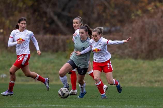 Regionalliga Nordost Frauen: RB Leipzig II vs. 1. FFV Erfurt; Leipzig; 16.11.2025 Zoe Werner ( 2; RasenBallsport Leipzig II) gegen Jasmin Sautter ( 4; 1. FFV Erfurt) Regionalliga Nordost Frauen: RB Leipzig II vs. 1. FFV Erfurt; Sportanlage Gontardweg GF 1; 16.11.2025 Copyright: xBEAUTIFULxSPORTS Duehringx