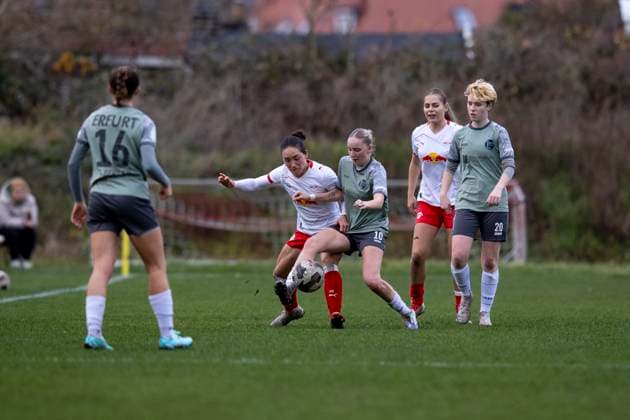 Regionalliga Nordost Frauen: RB Leipzig II vs. 1. FFV Erfurt; Leipzig; 16.11.2025 Ebony Madrid ( 26; RasenBallsport Leipzig II) gegen Maja Felicitas Bauerschmidt ( 10; 1. FFV Erfurt) Regionalliga Nordost Frauen: RB Leipzig II vs. 1. FFV Erfurt; Sportanlage Gontardweg GF 1; 16.11.2025 Copyright: xBEAUTIFULxSPORTS Duehringx
