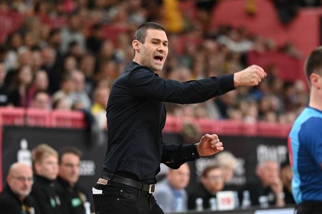 Milos Stankovic (Paderborn Baskets, Head Coach) Jubel, Emotionen GER, Tigers Tuebingen vs. Gartenzaun24 Baskets Paderborn, Basketball, Herren, Pro A, 2. Barmer Basketball Bundesliga, Saison 2025 2026, 16.11.2025 GER, Tigers Tuebingen vs. Gartenzaun24 Baskets Paderborn, Basketball, Herren, Pro A, 2. Barmer Basketball Bundesliga, Saison 2025 2026, 16.11.2025 Tuebingen Copyright: xEibner-Pressefoto NicolasxWoernx EP_NWN