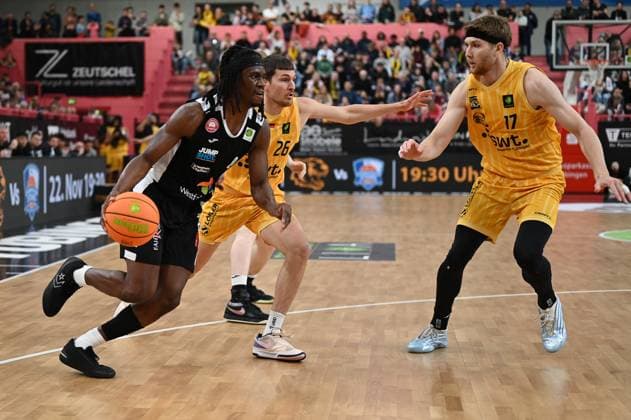 Osawe (Paderborn Baskets, 00) wird verteidigt von Till Joenke (Tigers Tuebingen, 26) und Lukas Milner (Tigers Tuebingen, 17) GER, Tigers Tuebingen vs. Gartenzaun24 Baskets Paderborn, Basketball, Herren, Pro A, 2. Barmer Basketball Bundesliga, Saison 2025 2026, 16.11.2025 GER, Tigers Tuebingen vs. Gartenzaun24 Baskets Paderborn, Basketball, Herren, Pro A, 2. Barmer Basketball Bundesliga, Saison 2025 2026, 16.11.2025 Tuebingen Copyright: xEibner-Pressefoto NicolasxWoernx EP_NWN