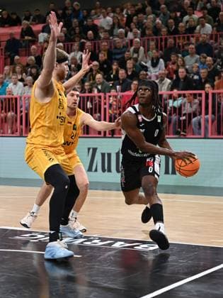 Osawe (Paderborn Baskets, 00) GER, Tigers Tuebingen vs. Gartenzaun24 Baskets Paderborn, Basketball, Herren, Pro A, 2. Barmer Basketball Bundesliga, Saison 2025 2026, 16.11.2025 GER, Tigers Tuebingen vs. Gartenzaun24 Baskets Paderborn, Basketball, Herren, Pro A, 2. Barmer Basketball Bundesliga, Saison 2025 2026, 16.11.2025 Tuebingen Copyright: xEibner-Pressefoto NicolasxWoernx EP_NWN