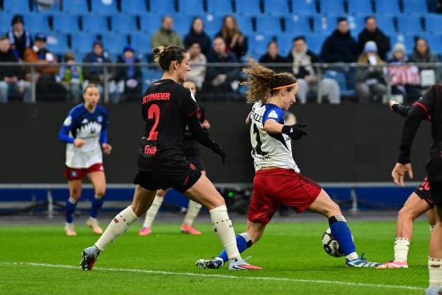Fußball I Frauen I Saison 2025-2026 I DFB-Pokal I Achtelfinale I Hamburger SV - Bayer 04 Leverkusen I 16.11.2025 Selina Ostermeier (2, Bayer 04 Leverkusen) Melanie Brunnthaler (11, Hamburger SV) Hamburg Volksparkstadion Hamburg Deutschland Copyright: xLobeca FelixxSchlikisx