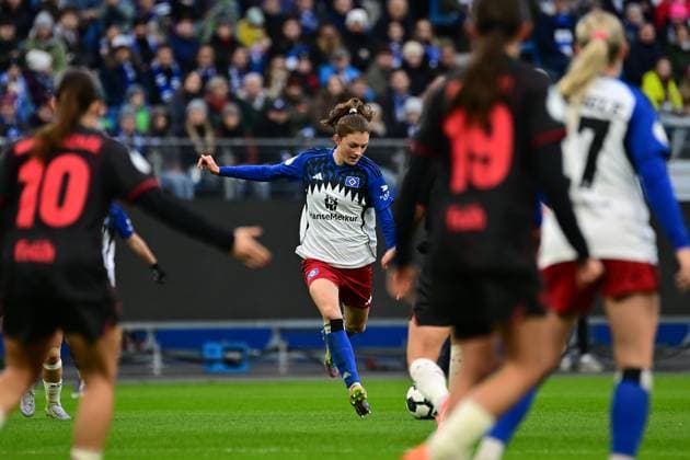 Fußball I Frauen I Saison 2025-2026 I DFB-Pokal I Achtelfinale I Hamburger SV - Bayer 04 Leverkusen I 16.11.2025 Lotta Wrede (32, Hamburger SV) schuss Hamburg Volksparkstadion Hamburg Deutschland Copyright: xLobeca FelixxSchlikisx