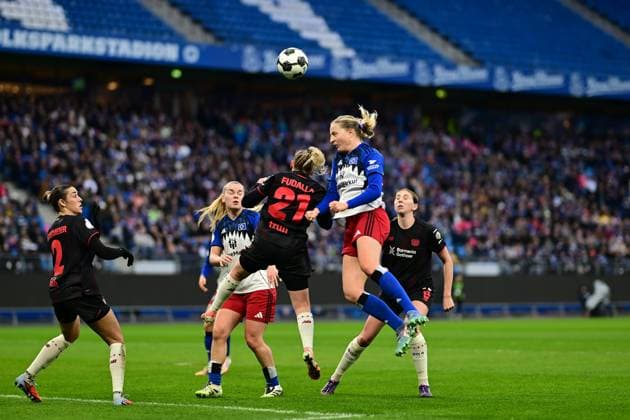Fußball I Frauen I Saison 2025-2026 I DFB-Pokal I Achtelfinale I Hamburger SV - Bayer 04 Leverkusen I 16.11.2025 Vanessa Fudalla (21, Bayer 04 Leverkusen) Nina Räcke (39, Hamburger SV) im Kopfballduell Hamburg Volksparkstadion Hamburg Deutschland Copyright: xLobeca FelixxSchlikisx