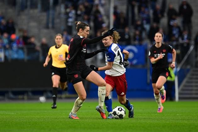 Fußball I Frauen I Saison 2025-2026 I DFB-Pokal I Achtelfinale I Hamburger SV - Bayer 04 Leverkusen I 16.11.2025 Selina Ostermeier (2, Bayer 04 Leverkusen) Melanie Brunnthaler (11, Hamburger SV) Hamburg Volksparkstadion Hamburg Deutschland Copyright: xLobeca FelixxSchlikisx