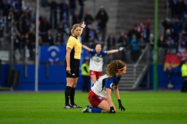 Fußball I Frauen I Saison 2025-2026 I DFB-Pokal I Achtelfinale I Hamburger SV - Bayer 04 Leverkusen I 16.11.2025 Karoline Wacker (Schiedsrichterin) Melanie Brunnthaler (11, Hamburger SV) am Boden Hamburg Volksparkstadion Hamburg Deutschland Copyright: xLobeca FelixxSchlikisx