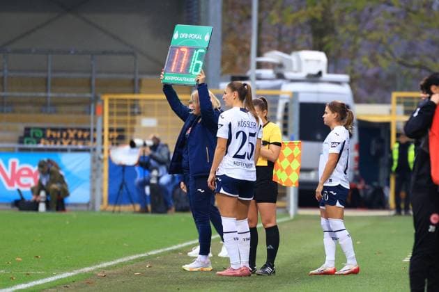 RECORD DATE NOT STATED Melissa Kössler (25; TSG Hoffenheim Frauen) wird ausgewechselt, Dominika Grabowska (16; TSG Hoffenheim Frauen) steht bereit, während Melissa Kössler (25; TSG Hoffenheim Frauen) auf der Bank wartet DFB-Pokal der Frauen: TSG Hoffenheim gegen Eintracht Frankfurt, im Dietmar-Hopp Stadion in Hoffenheim. Auswechslung im DFB-Pokal Frauen