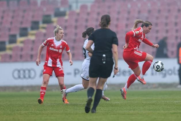Vanessa Gilles (FC Bayern Muenchen, 02) mit Ball mit Carolin Simon (FC Bayern Muenchen, 30), GER, FC Ingolstadt 04 vs. FC Bayern Muenchen, Fussball, DFB-Pokal Frauen, Achtelfinale, Saison 2025 2026, 16.11.2025, DFB REGULATIONS PROHIBIT ANY USE OF PHOTOGRAPHS AS IMAGE SEQUENCES AND OR QUASI-VIDEO, GER, FC Ingolstadt 04 vs. FC Bayern Muenchen, Fussball, DFB-Pokal Frauen, Achtelfinale, Saison 2025 2026, 16.11.2025 Ingolstadt Copyright: xEibner-Pressefoto JennixMaulx EP_JML