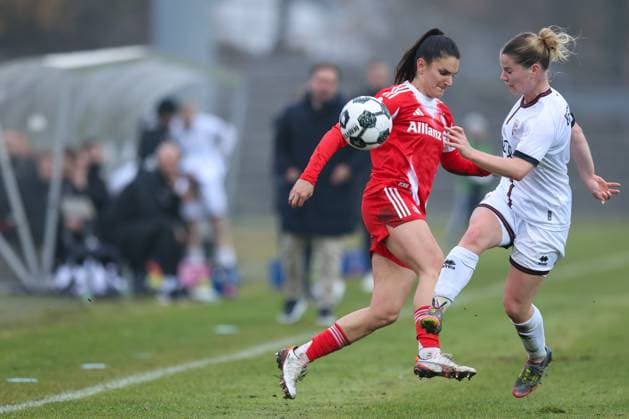 Theresa Keitel (FC Ingolstadt 04, 07) mit Jovana Damnjanovic (FC Bayern Muenchen, 09), GER, FC Ingolstadt 04 vs. FC Bayern Muenchen, Fussball, DFB-Pokal Frauen, Achtelfinale, Saison 2025 2026, 16.11.2025, DFB REGULATIONS PROHIBIT ANY USE OF PHOTOGRAPHS AS IMAGE SEQUENCES AND OR QUASI-VIDEO, GER, FC Ingolstadt 04 vs. FC Bayern Muenchen, Fussball, DFB-Pokal Frauen, Achtelfinale, Saison 2025 2026, 16.11.2025 Ingolstadt Copyright: xEibner-Pressefoto JennixMaulx EP_JML