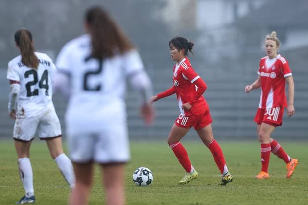 Momoko Tanikawa (FC Bayern Muenchen, 18) mit Carolin Simon (FC Bayern Muenchen, 30) und Stefanie Reischmann (FC Ingolstadt 04, 24), GER, FC Ingolstadt 04 vs. FC Bayern Muenchen, Fussball, DFB-Pokal Frauen, Achtelfinale, Saison 2025 2026, 16.11.2025, DFB REGULATIONS PROHIBIT ANY USE OF PHOTOGRAPHS AS IMAGE SEQUENCES AND OR QUASI-VIDEO, GER, FC Ingolstadt 04 vs. FC Bayern Muenchen, Fussball, DFB-Pokal Frauen, Achtelfinale, Saison 2025 2026, 16.11.2025 Ingolstadt Copyright: xEibner-Pressefoto JennixMaulx EP_JML