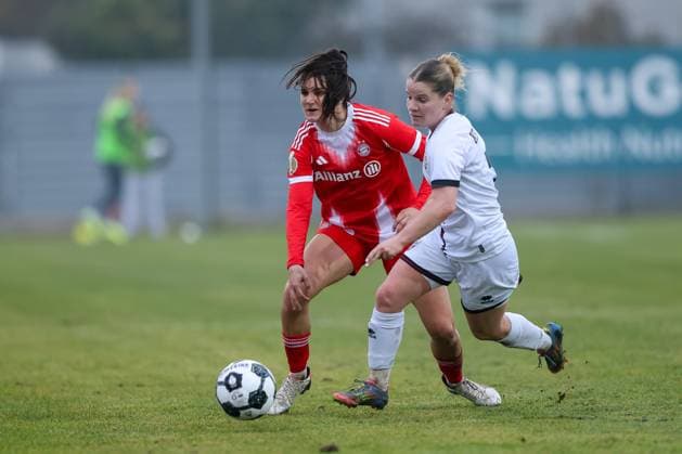 Theresa Keitel (FC Ingolstadt 04, 07) mit Jovana Damnjanovic (FC Bayern Muenchen, 09), GER, FC Ingolstadt 04 vs. FC Bayern Muenchen, Fussball, DFB-Pokal Frauen, Achtelfinale, Saison 2025 2026, 16.11.2025, DFB REGULATIONS PROHIBIT ANY USE OF PHOTOGRAPHS AS IMAGE SEQUENCES AND OR QUASI-VIDEO, GER, FC Ingolstadt 04 vs. FC Bayern Muenchen, Fussball, DFB-Pokal Frauen, Achtelfinale, Saison 2025 2026, 16.11.2025 Ingolstadt Copyright: xEibner-Pressefoto JennixMaulx EP_JML