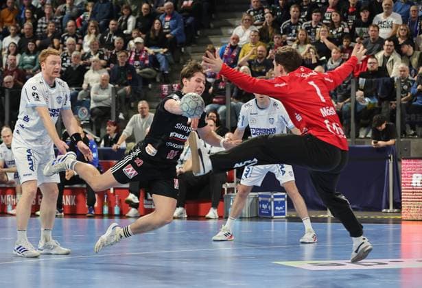 16.11.2025 - Handball - 1. Bundesliga DAIKIN HBL - Saison 2025 2026 - 12. Spieltag: HC Erlangen Metropolregion Nürnberg HCE - TBV Lemgo Lippe - DaMa - xdaxmax - Nicolai Theilinger (3, TBV Lemgo ) Florian Scheerer (10, HC Erlangen HCE ) Constantin Möstl Moestl (1, TBV Lemgo )