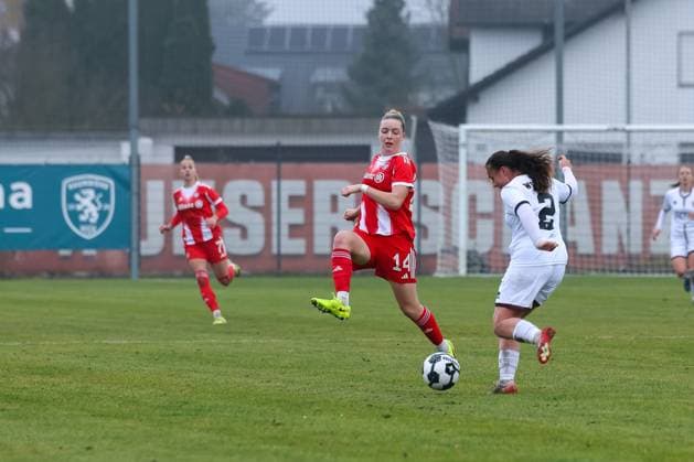 Mara Winter (FC Ingolstadt 04, 02) mit Alara Sehitler (FC Bayern Muenchen, 14), GER, FC Ingolstadt 04 vs. FC Bayern Muenchen, Fussball, DFB-Pokal Frauen, Achtelfinale, Saison 2025 2026, 16.11.2025, DFB REGULATIONS PROHIBIT ANY USE OF PHOTOGRAPHS AS IMAGE SEQUENCES AND OR QUASI-VIDEO, GER, FC Ingolstadt 04 vs. FC Bayern Muenchen, Fussball, DFB-Pokal Frauen, Achtelfinale, Saison 2025 2026, 16.11.2025 Ingolstadt Copyright: xEibner-Pressefoto JennixMaulx EP_JML
