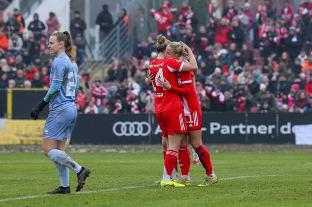 Jubel zum Tor zum 0:2 durch Lea Schueller (FC Bayern Muenchen, 11), mit Alara Sehitler (FC Bayern Muenchen, 14), Anna-Lena Daum (FC Ingolstadt 04, 22), GER, FC Ingolstadt 04 vs. FC Bayern Muenchen, Fussball, DFB-Pokal Frauen, Achtelfinale, Saison 2025 2026, 16.11.2025, DFB REGULATIONS PROHIBIT ANY USE OF PHOTOGRAPHS AS IMAGE SEQUENCES AND OR QUASI-VIDEO, GER, FC Ingolstadt 04 vs. FC Bayern Muenchen, Fussball, DFB-Pokal Frauen, Achtelfinale, Saison 2025 2026, 16.11.2025 Ingolstadt Copyright: xEibner-Pressefoto JennixMaulx EP_JML