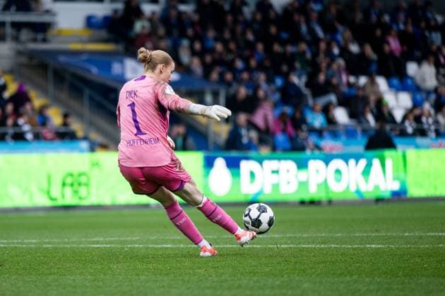 Laura Dick (TSG Hoffenheim, 01) am Ball, GER, TSG 1899 Hoffenheim vs Eintracht Frankfurt, Fussball Frauen DFB Pokal, Achtelfinale, Saison 2025 2026, 16.11.2025 DFB regulations prohibit any use of photographs as image sequences and or quasi-video GER, TSG 1899 Hoffenheim vs Eintracht Frankfurt, Fussball Frauen DFB Pokal, Achtelfinale, Saison 2025 2026, 16.11.2025 Hoffenheim Copyright: xEibner-Pressefoto Memmlerx EP_MMR