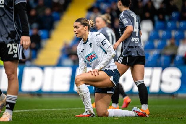 DFB-Pokal Frauen: TSG Hoffenheim - Eintracht Frankfurt; 16.11.2025 Selina Cerci (29; TSG Hoffenheim Frauen) kniet verletzt auf dem Spielfeld und hält sich das Knie DFB-Pokal der Frauen: TSG Hoffenheim gegen Eintracht Frankfurt, im Dietmar-Hopp Stadion in Hoffenheim. Copyright: xBEAUTIFULxSPORTS Gelhardtx