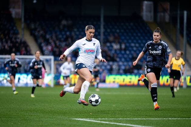 Selina Cerci (TSG Hoffenheim, 29) am Ball, daneben Noemi Ivelj (Eintracht Frankfurt, 04), GER, TSG 1899 Hoffenheim vs Eintracht Frankfurt, Fussball Frauen DFB Pokal, Achtelfinale, Saison 2025 2026, 16.11.2025 DFB regulations prohibit any use of photographs as image sequences and or quasi-video GER, TSG 1899 Hoffenheim vs Eintracht Frankfurt, Fussball Frauen DFB Pokal, Achtelfinale, Saison 2025 2026, 16.11.2025 Hoffenheim Copyright: xEibner-Pressefoto Memmlerx EP_MMR