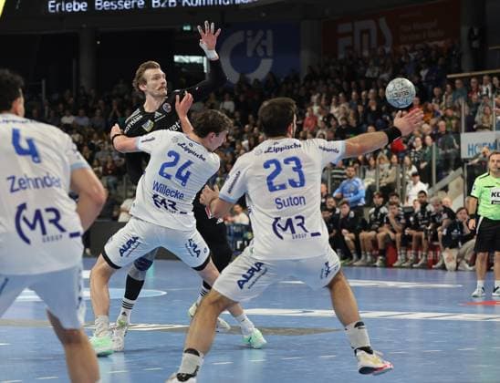 16.11.2025 - Handball - 1. Bundesliga DAIKIN HBL - Saison 2025 2026 - 12. Spieltag: HC Erlangen Metropolregion Nürnberg HCE - TBV Lemgo Lippe - DaMa - xdaxmax - Antonio Metzner (27, HC Erlangen HCE ) Joel Willecke (24, TBV Lemgo ) Tim Suton (23, TBV Lemgo )