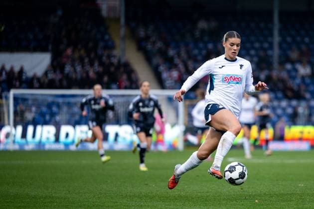 Selina Cerci (TSG Hoffenheim, 29) am Ball, GER, TSG 1899 Hoffenheim vs Eintracht Frankfurt, Fussball Frauen DFB Pokal, Achtelfinale, Saison 2025 2026, 16.11.2025 DFB regulations prohibit any use of photographs as image sequences and or quasi-video GER, TSG 1899 Hoffenheim vs Eintracht Frankfurt, Fussball Frauen DFB Pokal, Achtelfinale, Saison 2025 2026, 16.11.2025 Hoffenheim Copyright: xEibner-Pressefoto Memmlerx EP_MMR