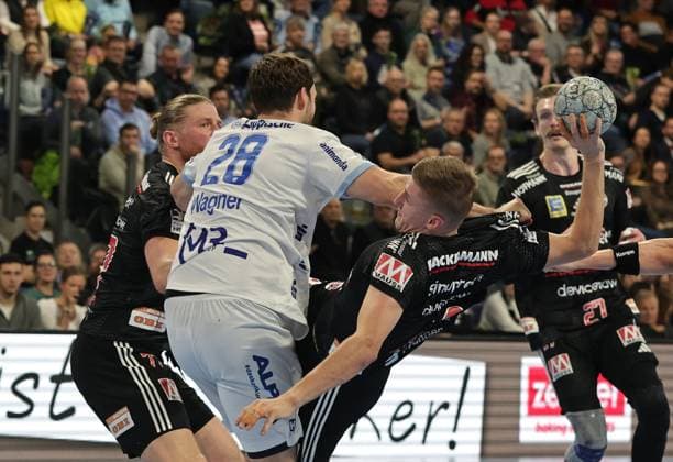 16.11.2025 - Handball - 1. Bundesliga DAIKIN HBL - Saison 2025 2026 - 12. Spieltag: HC Erlangen Metropolregion Nürnberg HCE - TBV Lemgo Lippe - DaMa - xdaxmax - Maciej Gebala (77, HC Erlangen HCE ) Hendrik Wagner (28, TBV Lemgo ) Sander Andreassen Overjordet ( 8, HC Erlangen HCE )