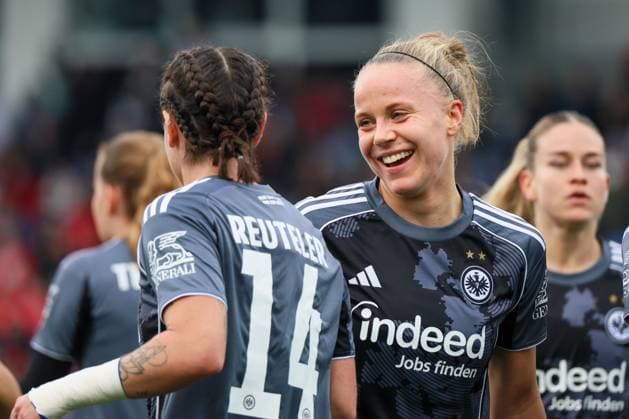 Sinsheim, Deutschland 16. November 2025: DFB Pokal Frauen - 1 8 Finale - 2025 2026 - TSG 1899 Hoffenheim vs. Eintracht Frankfurt Im Bild: v.li. Torschützin Geraldine Reuteter (SGE) macht das Tor zum 3:2 für die Eintracht Frankfurt und jubelt mit Pia-Sophie Wolter (SGE) DFB regulations prohibit any use of photographs as image sequences and or quasi-video. Dietmar-Hopp-Stadion Baden Württemberg Copyright: xFotostandx xFantinix