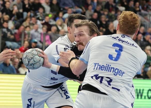 16.11.2025 - Handball - 1. Bundesliga DAIKIN HBL - Saison 2025 2026 - 12. Spieltag: HC Erlangen Metropolregion Nürnberg HCE - TBV Lemgo Lippe - DaMa - xdaxmax - Frederik Simak (8, TBV Lemgo ) Antonio Metzner (27, HC Erlangen HCE ) Nicolai Theilinger (3, TBV Lemgo )