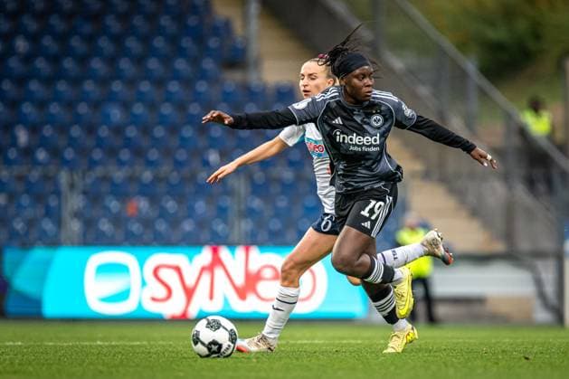 DFB-Pokal Frauen: TSG Hoffenheim - Eintracht Frankfurt; 16.11.2025 Nicole Anyomi (19; Eintracht Frankfurt) im Zweikampf mit Vanessa Diehm (6; TSG Hoffenheim Frauen) um den Ball DFB-Pokal der Frauen: TSG Hoffenheim gegen Eintracht Frankfurt, im Dietmar-Hopp Stadion in Hoffenheim. Copyright: xBEAUTIFULxSPORTS Gelhardtx