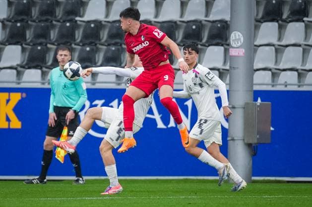 Deutschland, Fußball, Regionalliga Südwest, Saison 2025 2026, 17. Spieltag SC Freiburg II vs. 1 FSV Mainz 05 II Dreisamstadion (Freiburg): Leon Catak (SC Freiburg II, 09) Philipp Schulz ( 1 FSV Mainz 05 II ,4) Freiburg Dreisamstadion Baden-Württemberg Deutschland Copyright: xFINLEYxMÖRCHx