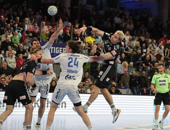 16.11.2025 - Handball - 1. Bundesliga DAIKIN HBL - Saison 2025 2026 - 12. Spieltag: HC Erlangen Metropolregion Nürnberg HCE - TBV Lemgo Lippe - DaMa - xdaxmax - Joel Willecke (24, TBV Lemgo ) Marek Nissen (6, HC Erlangen HCE )