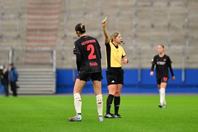 Fußball I Frauen I Saison 2025-2026 I DFB-Pokal I Achtelfinale I Hamburger SV - Bayer 04 Leverkusen I 16.11.2025 Gelbe Karte für Selina Ostermeier (2, Bayer 04 Leverkusen) Hamburg Volksparkstadion Hamburg Deutschland Copyright: xLobeca FelixxSchlikisx