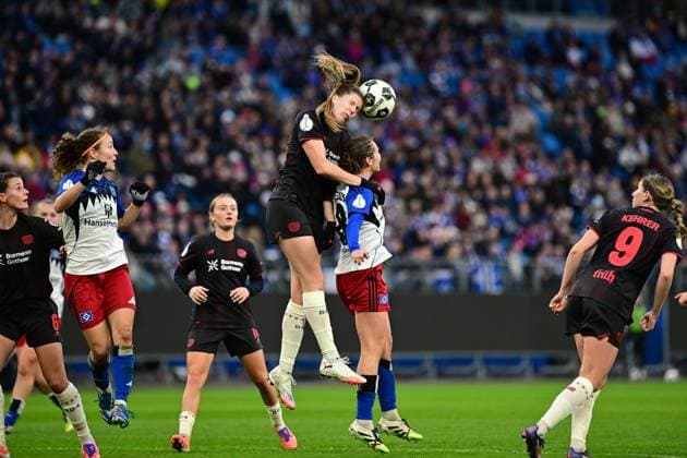 Fußball I Frauen I Saison 2025-2026 I DFB-Pokal I Achtelfinale I Hamburger SV - Bayer 04 Leverkusen I 16.11.2025 Lilla Turanyi (24, Bayer 04 Leverkusen) Pauline Annette Machtens (28, Hamburger SV) Hamburg Volksparkstadion Hamburg Deutschland Copyright: xLobeca FelixxSchlikisx
