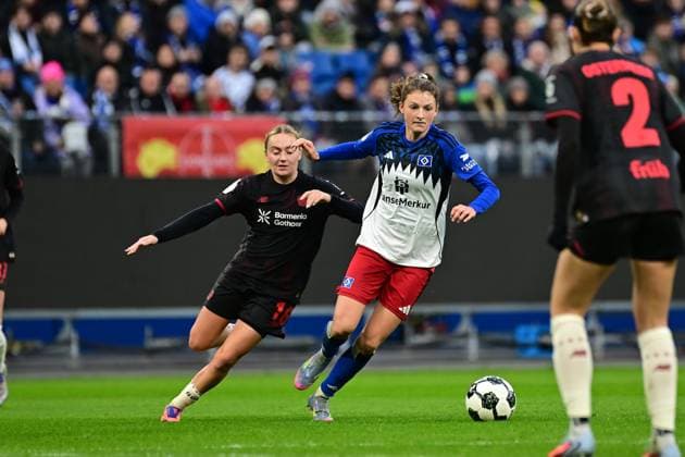 Fußball I Frauen I Saison 2025-2026 I DFB-Pokal I Achtelfinale I Hamburger SV - Bayer 04 Leverkusen I 16.11.2025 Sofie Lena Zdebel (16, Bayer 04 Leverkusen) Lotta Wrede (32, Hamburger SV) Hamburg Volksparkstadion Hamburg Deutschland Copyright: xLobeca FelixxSchlikisx