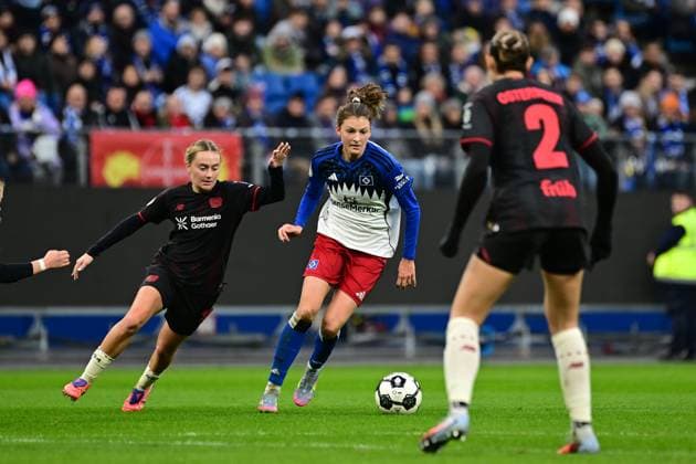 Fußball I Frauen I Saison 2025-2026 I DFB-Pokal I Achtelfinale I Hamburger SV - Bayer 04 Leverkusen I 16.11.2025 Sofie Lena Zdebel (16, Bayer 04 Leverkusen) Lotta Wrede (32, Hamburger SV) Selina Ostermeier (2, Bayer 04 Leverkusen) Hamburg Volksparkstadion Hamburg Deutschland Copyright: xLobeca FelixxSchlikisx