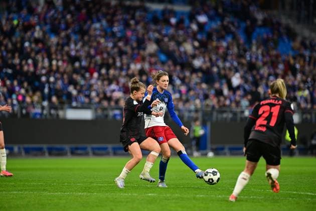 Fußball I Frauen I Saison 2025-2026 I DFB-Pokal I Achtelfinale I Hamburger SV - Bayer 04 Leverkusen I 16.11.2025 Kristin Kögel (11, Bayer 04 Leverkusen) gegen Lotta Wrede (32, Hamburger SV) Hamburg Volksparkstadion Hamburg Deutschland Copyright: xLobeca FelixxSchlikisx