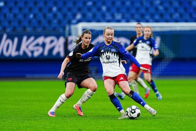 Katharina Piljic (Bayer 04 Leverkusen, 06), Mia Buechele (Hamburger SV, 17) GER, Hamburger SV vs. Bayer 04 Leverkusen, Frauen, Fussball, DFB-Pokal, Achtelfinale, Saison 2025 2026, 16.11.2025 GER, Hamburger SV vs. Bayer 04 Leverkusen, Frauen, Fussball, DFB-Pokal, Achtelfinale, Saison 2025 2026, 16.11.2025 Hamburg Copyright: xEibner-Pressefoto MarcelxvonxFehrnx EP_MFN