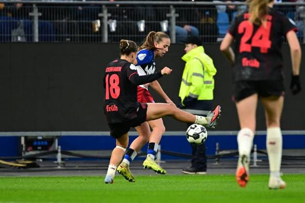 Fußball I Frauen I Saison 2025-2026 I DFB-Pokal I Achtelfinale I Hamburger SV - Bayer 04 Leverkusen I 16.11.2025 Julia Mickenhagen (18, Bayer 04 Leverkusen) Victoria Schulz (19, Hamburger SV) Hamburg Volksparkstadion Hamburg Deutschland Copyright: xLobeca FelixxSchlikisx