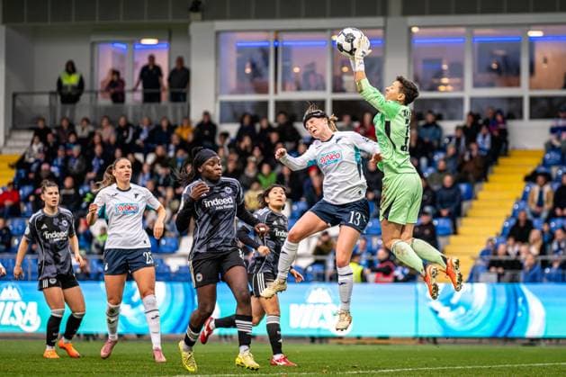 DFB-Pokal Frauen: TSG Hoffenheim - Eintracht Frankfurt; 16.11.2025 Lina Altenburg (12; Eintracht Frankfurt) fängt den Ball im Sprung, während Melissa Kössler (25; TSG Hoffenheim Frauen), Nicole Anyomi (19; Eintracht Frankfurt), Remina Chiba (15; Eintracht Frankfurt), Noemi Ivelj (4; Eintracht Frankfurt) und Wielle Douma (13; TSG Hoffenheim Frauen) aufmerksam folgen DFB-Pokal der Frauen: TSG Hoffenheim gegen Eintracht Frankfurt, im Dietmar-Hopp Stadion in Hoffenheim. Copyright: xBEAUTIFULxSPORTS Gelhardtx
