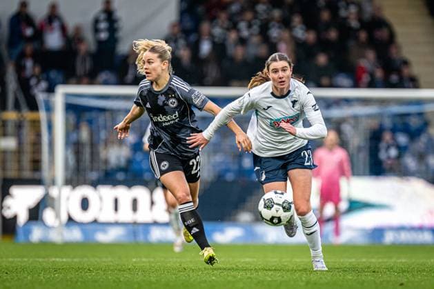 DFB-Pokal Frauen: TSG Hoffenheim - Eintracht Frankfurt; 16.11.2025 Nadine Riesen (22; Eintracht Frankfurt) im Zweikampf mit Chiara Hahn (23; TSG Hoffenheim Frauen) um den Ball DFB-Pokal der Frauen: TSG Hoffenheim gegen Eintracht Frankfurt, im Dietmar-Hopp Stadion in Hoffenheim. Copyright: xBEAUTIFULxSPORTS Gelhardtx