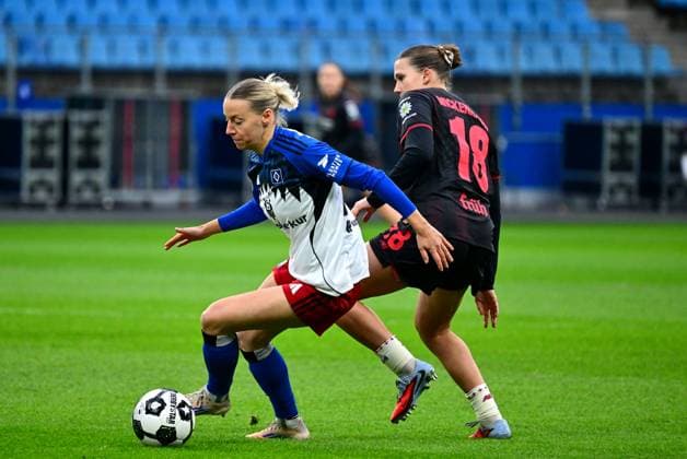 Fussball I Frauen I DFB Pokal l Hamburger SV Frauen - Bayer 04 Leverkusen Frauen I Achtelfinale I Saison 2025-2026 I 16.11.2025 I v.l. Wucher Annalena (HSV Frauen) , Mickenhagen Julia (Bayer Leverkusen) , Sportplatz : Volksparkstadion, Stellingen Hamburg Deutschland