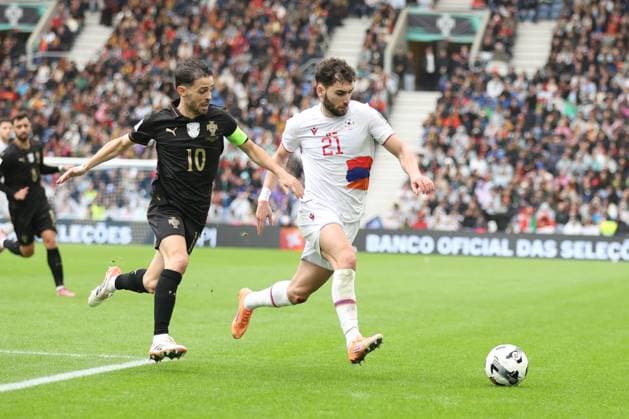 16 November 2025 FIFA World Cup, WM, Weltmeisterschaft, Fussball 2026 European Qualifiers, Round 6 Portugal vs Armenia Estadio de Dragao, Porto, Portugal 16 November 2025 FIFA World Cup 2026 European Qualifiers, Round 6 Portugal vs Armenia Estadio de Dragao, Porto, Portugal. Bruno Fernandes and Nair Tiknizyan